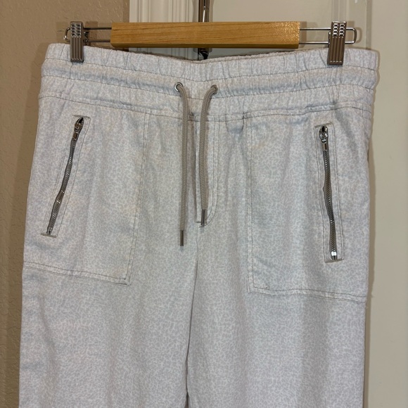 Athleta Cabo Linen Joggers Micro Cheetah Print
Size 10 Summer Vacation Travel - Picture 5 of 13